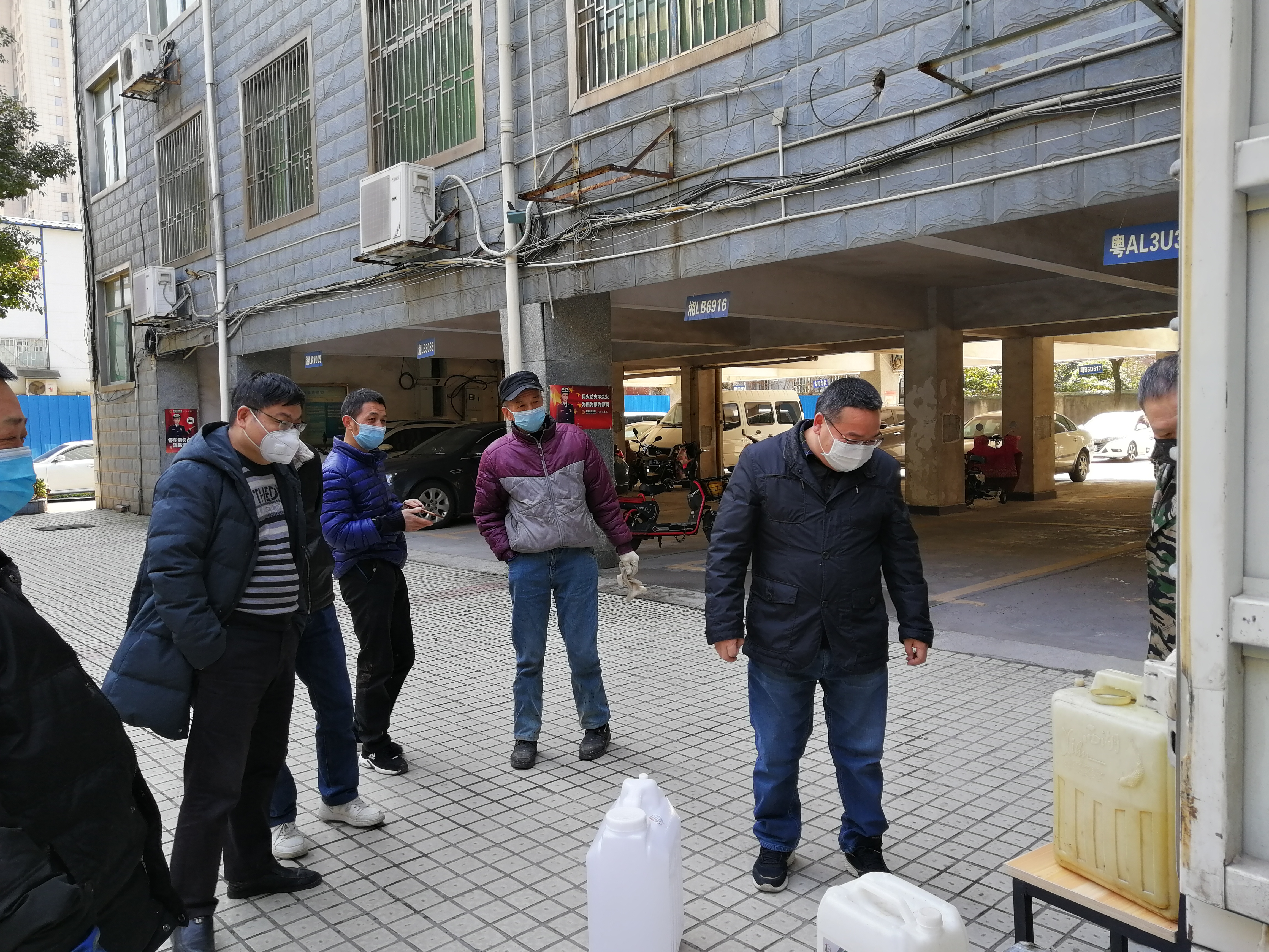 寒風(fēng)中調(diào)運(yùn)分發(fā)消毒液記 寒風(fēng)中調(diào)運(yùn)分發(fā)消毒液記